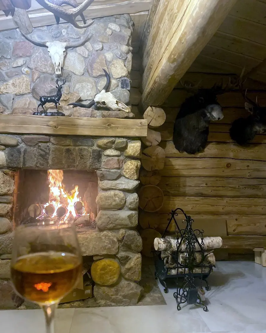 Каменный камин в каминном зале