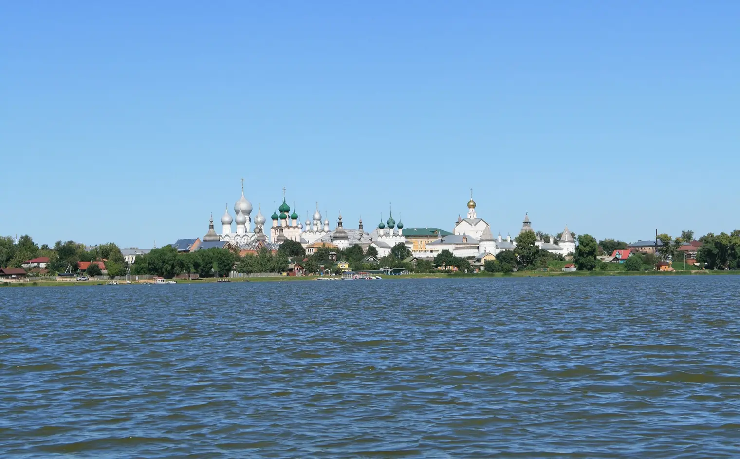 Панорама Ростовского кремля с храмами и стенами