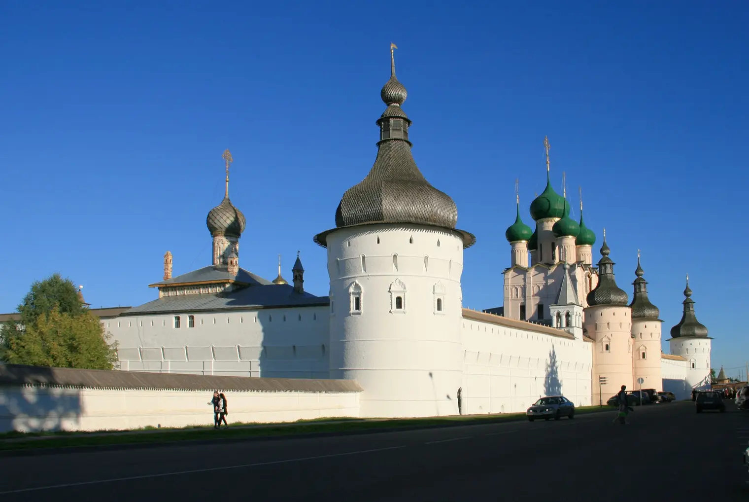 Стены и башни Ростовского кремля