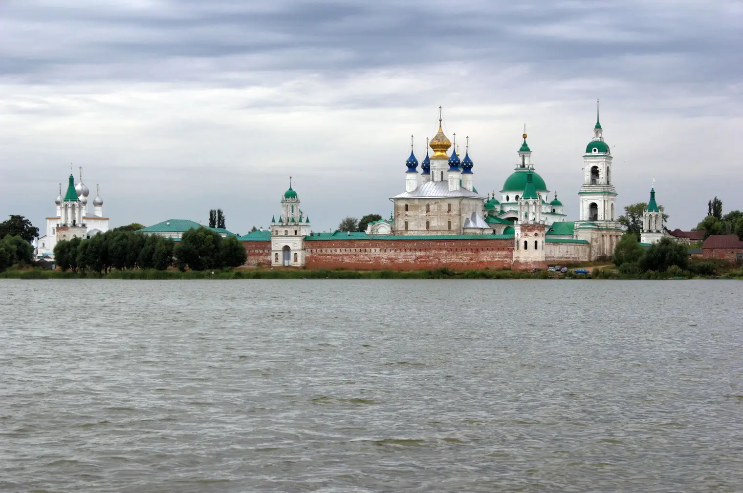 Спасо-Яковлевский Димитриев монастырь на берегу озера Неро