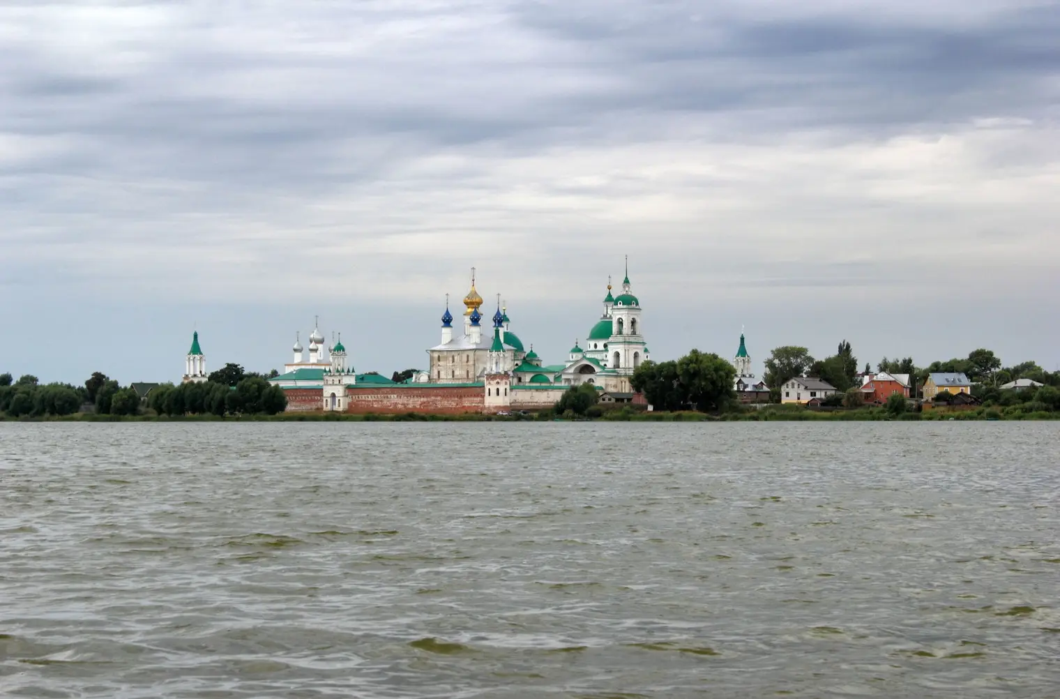 Спасо-Яковлевский монастырь, вид с берега озера Неро
